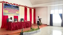 Asisten III Yulianus Madai membacakan sambutan Bupati Deiyai pada kegiatan sosialisasi disiplin ASN di Aula BKPSDM Deiyai, Rabu (16/7/2025).