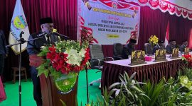 Bupati Deiyai Melkianus Mote bersama saat memberikan sambutan pada Rapat Paripurna Pengucapan Sumpah/Janji DPRK Deiyai Jalur Otsus di Aula Sekwan, Rabu (15/7/2025).