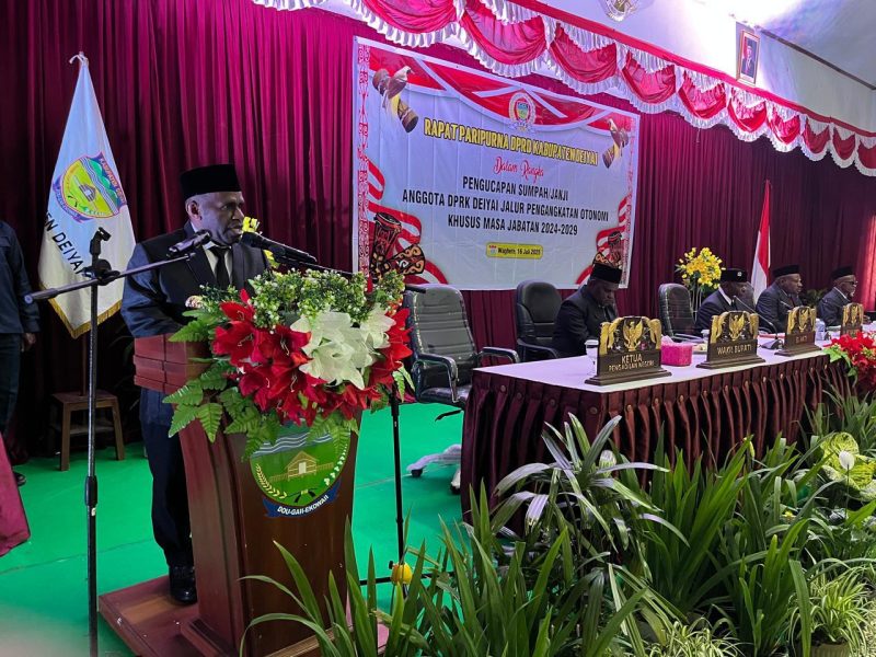 Bupati Deiyai Melkianus Mote bersama saat memberikan sambutan pada Rapat Paripurna Pengucapan Sumpah/Janji DPRK Deiyai Jalur Otsus di Aula Sekwan, Rabu (15/7/2025).
