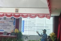 Plt. Kepala DPMK Deiyai, Dr. Ferdinand Pakage, memaparkan materi Pilkades 2025 di Aula Sekwan, Kamis (17/7/2025).