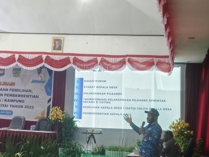 Plt. Kepala DPMK Deiyai, Dr. Ferdinand Pakage, memaparkan materi Pilkades 2025 di Aula Sekwan, Kamis (17/7/2025).