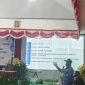 Plt. Kepala DPMK Deiyai, Dr. Ferdinand Pakage, memaparkan materi Pilkades 2025 di Aula Sekwan, Kamis (17/7/2025).