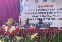 Narasumber Yehezkiel Kotouki, SH., MH, saat memaparkan materi sosialisasi Pilkades di Aula Sekwan, Deiyai, Kamis (17/7/2025).