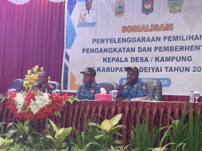 Narasumber Yehezkiel Kotouki, SH., MH, saat memaparkan materi sosialisasi Pilkades di Aula Sekwan, Deiyai, Kamis (17/7/2025).
