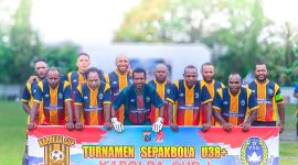 Club Dosa FC [Dogiyai Sayang] di lapangan bola Sebelum bertanding. 
