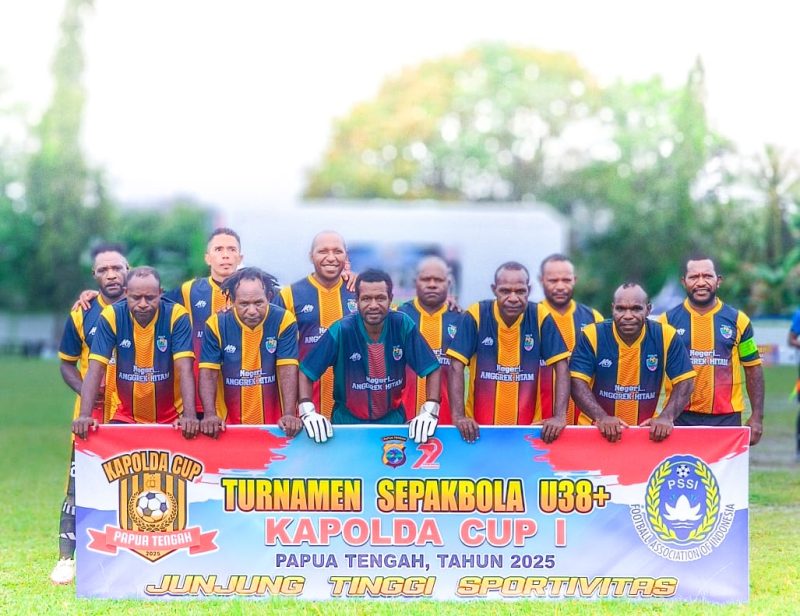 Club Dosa FC [Dogiyai Sayang] di lapangan bola Sebelum bertanding. 