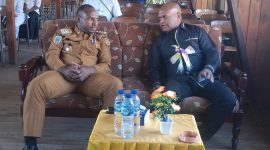 Bupati Paniai Yanpit Nawipa dan Dr. Korneles Pakage, S.Kep., M.Kes saat seminar berlangsung di Aula SKB Gereja Katolik Enarotali, Senin, 21 Juli 2025. 