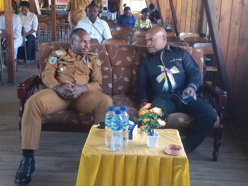 Bupati Paniai Yanpit Nawipa dan Dr. Korneles Pakage, S.Kep., M.Kes saat seminar berlangsung di Aula SKB Gereja Katolik Enarotali, Senin, 21 Juli 2025. 