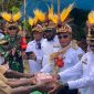 Bupati Puncak Elvis Tabuni menyerahkan dana desa secara langsung kepada kepala kampung di Distrik Dorvos, disaksikan Ketua DPRD dan jajaran OPD.