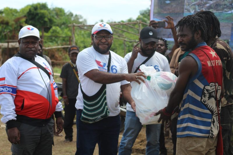 Plt. Ketua DPW PERINDO Papua Tengah, Philemon  Keiya, Wakil Ketua Anto Sony Pakage, dan Ketua Perindo Deiyai Demianus Agapa saat memberikan bantuan olahraga pada Sabtu, 25/07//2025. 