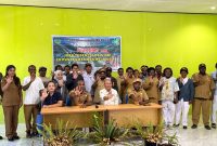 Para peserta dan narasumber pelatihan Juru Tuberkulosis (TB) berfoto bersama usai pembukaan kegiatan yang digelar di Aula Dinas Kesehatan Kabupaten Deiyai, Selasa (29/7/2025). Kegiatan ini bertujuan meningkatkan kapasitas petugas TB dari 10 Puskesmas dalam upaya deteksi dini dan penanggulangan TB.