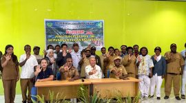 Para peserta dan narasumber pelatihan Juru Tuberkulosis (TB) berfoto bersama usai pembukaan kegiatan yang digelar di Aula Dinas Kesehatan Kabupaten Deiyai, Selasa (29/7/2025). Kegiatan ini bertujuan meningkatkan kapasitas petugas TB dari 10 Puskesmas dalam upaya deteksi dini dan penanggulangan TB.