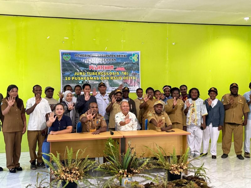 Para peserta dan narasumber pelatihan Juru Tuberkulosis (TB) berfoto bersama usai pembukaan kegiatan yang digelar di Aula Dinas Kesehatan Kabupaten Deiyai, Selasa (29/7/2025). Kegiatan ini bertujuan meningkatkan kapasitas petugas TB dari 10 Puskesmas dalam upaya deteksi dini dan penanggulangan TB.