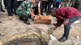 Bupati Deiyai, Melkianus Mote, S.T, bersama Dandim 1703/Deiyai, Letkol Inf. Ari Iswoyo Timor, meletakkan batu pertama pembangunan Mushola Al-Ikhlas di Kodim 1703/Deiyai, disaksikan oleh para pejabat daerah dan tokoh agama, Deiyai, 31 Juli 2025.