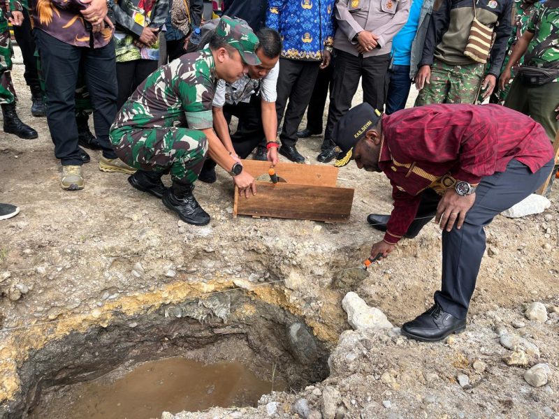Bupati Deiyai, Melkianus Mote, S.T, bersama Dandim 1703/Deiyai, Letkol Inf. Ari Iswoyo Timor, meletakkan batu pertama pembangunan Mushola Al-Ikhlas di Kodim 1703/Deiyai, disaksikan oleh para pejabat daerah dan tokoh agama, Deiyai, 31 Juli 2025.