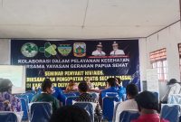 Dr. Korneles Pakage saat menyampaikan materi dalam acara seminar, pemeriksaan dan pengobatan massal di Aula SMK Kesehatan Deiyai pada Senin, 30 Juni 2025. 