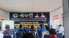 Dr. Korneles Pakage saat menyampaikan materi dalam acara seminar, pemeriksaan dan pengobatan massal di Aula SMK Kesehatan Deiyai pada Senin, 30 Juni 2025. 
