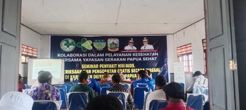 Dr. Korneles Pakage saat menyampaikan materi dalam acara seminar, pemeriksaan dan pengobatan massal di Aula SMK Kesehatan Deiyai pada Senin, 30 Juni 2025. 