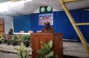 Bupati Deiyai Melkianus Mote saat membuka rapat koordinasi pemuda dan olahraga di Aula Katolik Wagehete II, Selasa (1/7/2025).