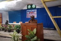 Bupati Deiyai Melkianus Mote saat membuka rapat koordinasi pemuda dan olahraga di Aula Katolik Wagehete II, Selasa (1/7/2025).