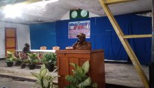 Bupati Deiyai Melkianus Mote saat membuka rapat koordinasi pemuda dan olahraga di Aula Katolik Wagehete II, Selasa (1/7/2025).