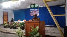 Bupati Deiyai Melkianus Mote saat membuka rapat koordinasi pemuda dan olahraga di Aula Katolik Wagehete II, Selasa (1/7/2025).