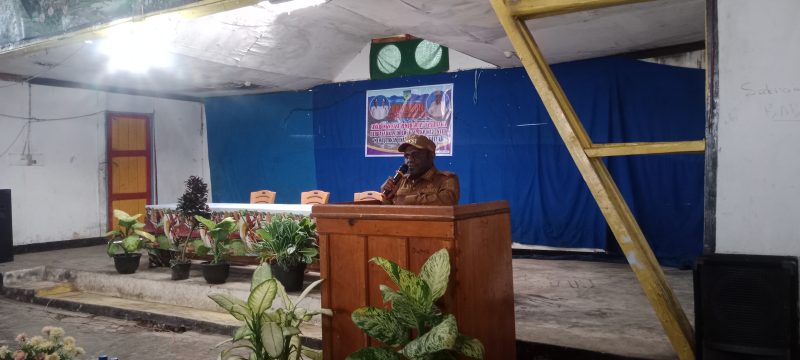 Bupati Deiyai Melkianus Mote saat membuka rapat koordinasi pemuda dan olahraga di Aula Katolik Wagehete II, Selasa (1/7/2025).