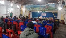 Kadispora Deiyai, Tino Mote, saat menyampaikan sambutan dalam rapat sinkronisasi kepemudaan di Aula Katolik Waghete II, Selasa (1/7/2025).