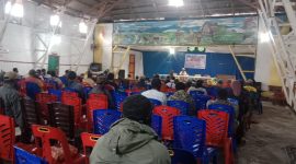 Kadispora Deiyai, Tino Mote, saat menyampaikan sambutan dalam rapat sinkronisasi kepemudaan di Aula Katolik Waghete II, Selasa (1/7/2025).