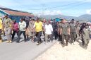 Bupati Melkianus Mote bersama peserta dengan suasana yang semangat menuju kantor Bupati Mugou, 4 Juni 2025. 