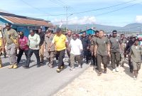 Bupati Melkianus Mote bersama peserta dengan suasana yang semangat menuju kantor Bupati Mugou, 4 Juni 2025. 