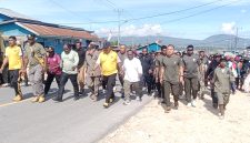 Bupati Melkianus Mote bersama peserta dengan suasana yang semangat menuju kantor Bupati Mugou, 4 Juni 2025. 
