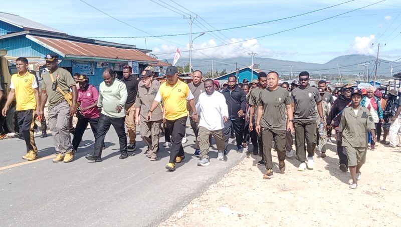 Bupati Melkianus Mote bersama peserta dengan suasana yang semangat menuju kantor Bupati Mugou, 4 Juni 2025. 