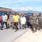 Bupati Melkianus Mote bersama peserta dengan suasana yang semangat menuju kantor Bupati Mugou, 4 Juni 2025. 