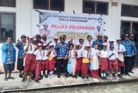Bupati Deiyai Melkianus Mote saat melepas 20 siswa peserta program GenIUS di halaman Kantor Bupati, Kamis (17/7/2025)