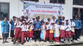 Bupati Deiyai Melkianus Mote saat melepas 20 siswa peserta program GenIUS di halaman Kantor Bupati, Kamis (17/7/2025)