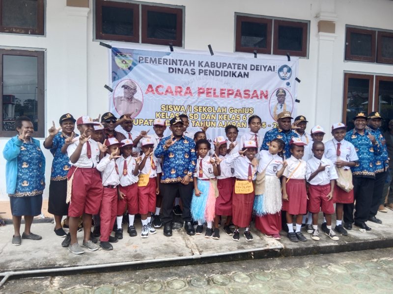 Bupati Deiyai Melkianus Mote saat melepas 20 siswa peserta program GenIUS di halaman Kantor Bupati, Kamis (17/7/2025)