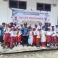 Bupati Deiyai Melkianus Mote saat melepas 20 siswa peserta program GenIUS di halaman Kantor Bupati, Kamis (17/7/2025)