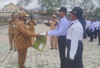 Bupati Deiyai Melkianus Mote saat menyerahkan SK CPNS Formasi 2024 kepada 252 penerima di halaman Kantor Bupati Deiyai, Selasa (22/7/2025).