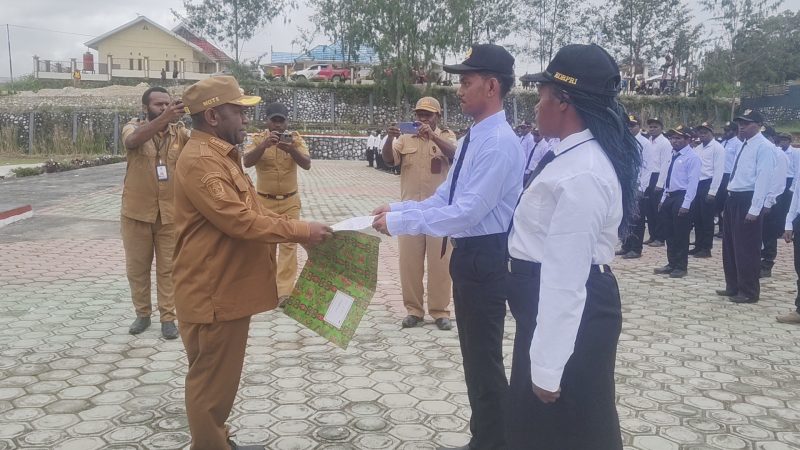 Bupati Deiyai Melkianus Mote saat menyerahkan SK CPNS Formasi 2024 kepada 252 penerima di halaman Kantor Bupati Deiyai, Selasa (22/7/2025).