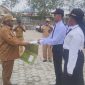 Bupati Deiyai Melkianus Mote saat menyerahkan SK CPNS Formasi 2024 kepada 252 penerima di halaman Kantor Bupati Deiyai, Selasa (22/7/2025).