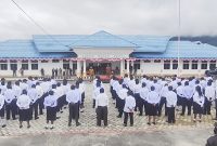 Bupati Deiyai memimpin apel penyerahan SK CPNS Formasi 2024 di halaman Kantor Bupati Deiyai, Selasa (22/7/2025).