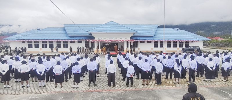 Bupati Deiyai memimpin apel penyerahan SK CPNS Formasi 2024 di halaman Kantor Bupati Deiyai, Selasa (22/7/2025).