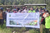 Tim DPPKP Papua Tengah bersama Dinas Pertanian Deiyai meninjau kebun kopi dan nanas sebagai bagian dari program bantuan bibit.
