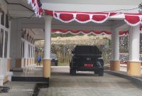 Mobil dinas Bupati Deiyai, Melkianus Mote, ST, masih terparkir di halaman depan Kantor Bupati pada pukul 15.30 WIT, Selasa (29/7/2025), menandakan Bupati masih aktif bekerja di dalam kantor.