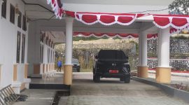 Mobil dinas Bupati Deiyai, Melkianus Mote, ST, masih terparkir di halaman depan Kantor Bupati pada pukul 15.30 WIT, Selasa (29/7/2025), menandakan Bupati masih aktif bekerja di dalam kantor.