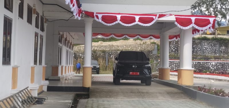 Mobil dinas Bupati Deiyai, Melkianus Mote, ST, masih terparkir di halaman depan Kantor Bupati pada pukul 15.30 WIT, Selasa (29/7/2025), menandakan Bupati masih aktif bekerja di dalam kantor.
