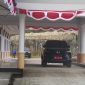 Mobil dinas Bupati Deiyai, Melkianus Mote, ST, masih terparkir di halaman depan Kantor Bupati pada pukul 15.30 WIT, Selasa (29/7/2025), menandakan Bupati masih aktif bekerja di dalam kantor.