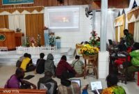 Naftali Pekei saat memandu pelatihan desain grafis spanduk Natal di Gedung Gereja Efata, Senin (14/7/2025).