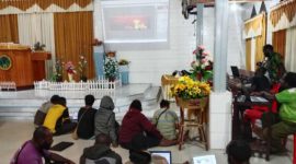 Naftali Pekei saat memandu pelatihan desain grafis spanduk Natal di Gedung Gereja Efata, Senin (14/7/2025).